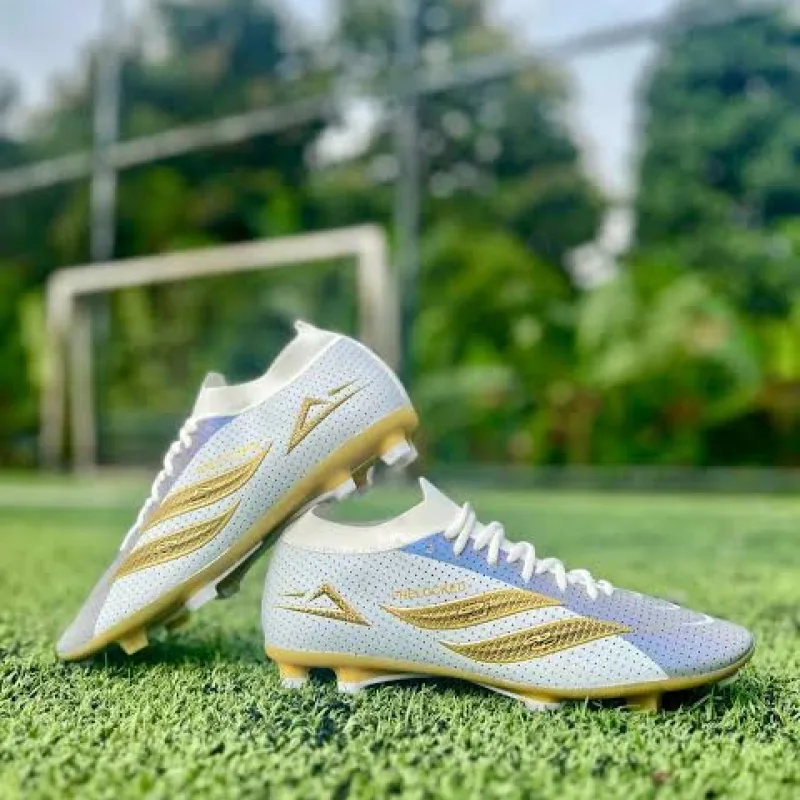 Puks Football shoe prelocked view 2